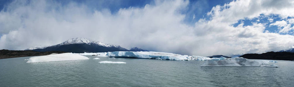 巴塔哥尼亚，阿根廷 漂浮的冰山和水晶般清澈的水，在阿根廷湖