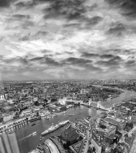 晚上泰晤士河畔的塔桥和城市天际线, 鸟瞰伦敦英国