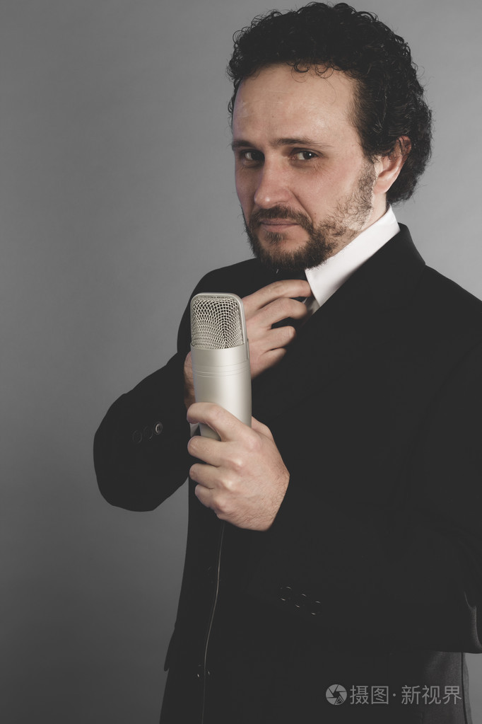 歌手在西装和麦克风