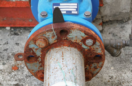 水龙头阀门为气体分配管道,老式雕刻插图.