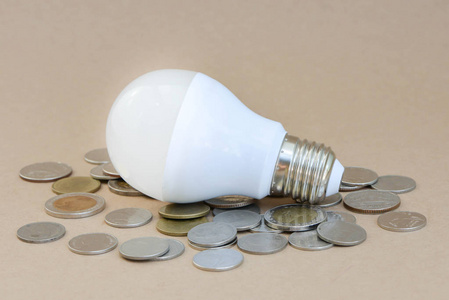 Led 灯泡与硬币的节能技术选择的概念