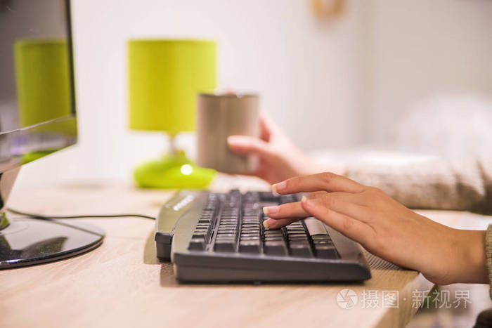 忙碌了一整天后喝杯咖啡放松的女性上班族的剪裁的视图