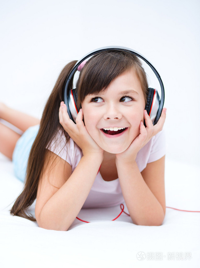 享受音乐使用头戴式耳机的女孩