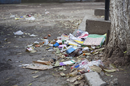 垃圾落在地上.城市场面照片