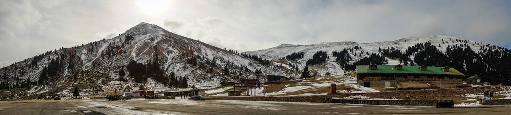 冬天白雪皑皑的山景观上装载 Helmos 滑雪中心附近