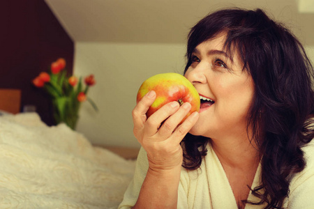 苹果幸福成熟女人的画像