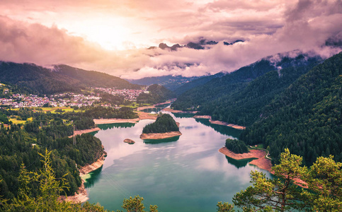 意大利阿尔卑斯山中心卡多雷湖全景