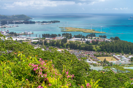 塞舌尔马埃岛鸟瞰图。植被和家园