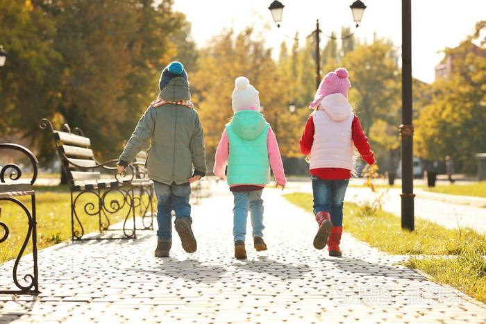 在公园散步的儿童群