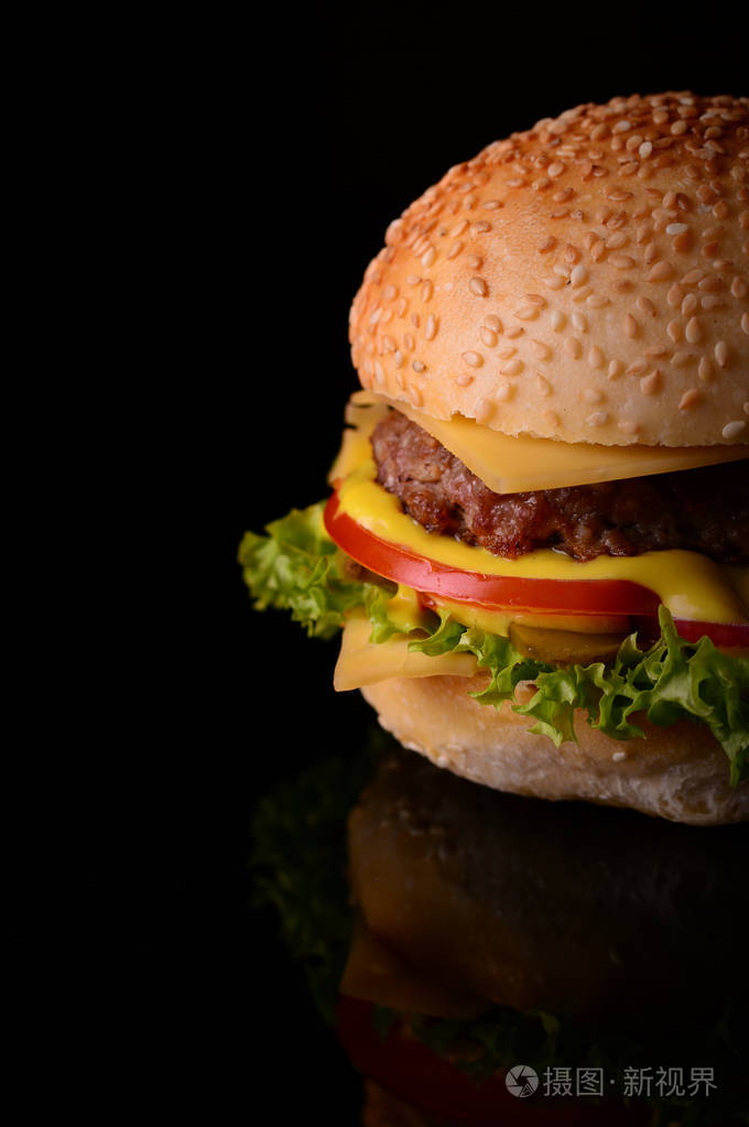 照片 新鲜的汉堡特写.黑色背景.顶部视图.jpg