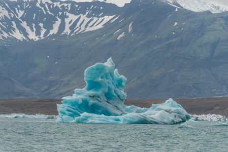在冰岛冰川泻湖大蓝色冰山