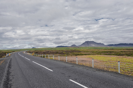 山地时间在冰岛,夏天时间孤立的公路和山地景观照片