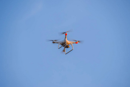 无人驾驶飞机在天空盘旋。飞行 quadrocopters