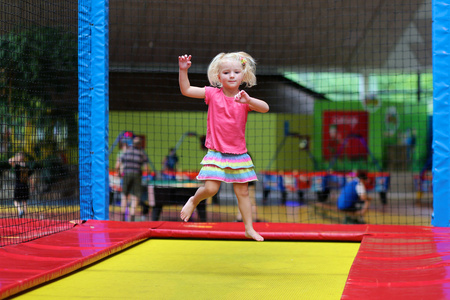 孩子蹦床图片