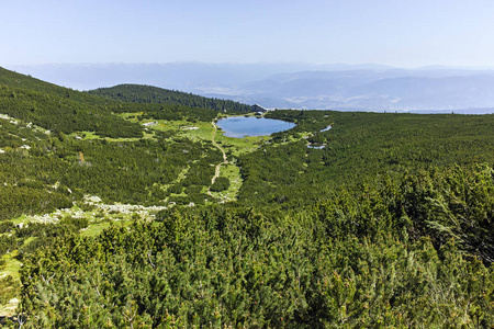 Bezbog 湖，皮林山全景