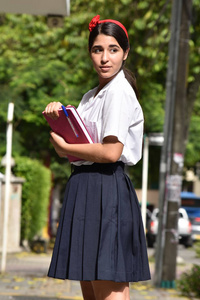 身穿校服的哥伦比亚女学生肖像