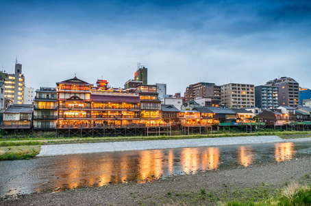 日本京都。沿江景观观日出日落