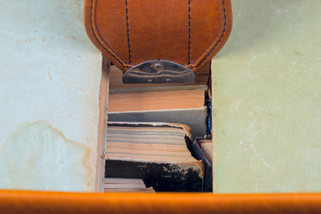 堆栈的精装本书籍中与一只旧手提箱