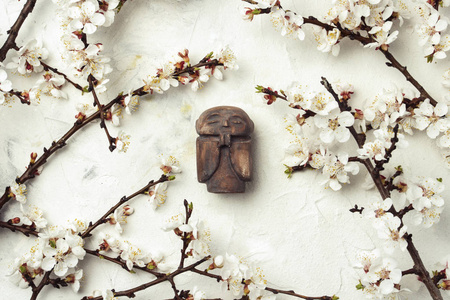 小雕像和尚和樱桃花枝图片
