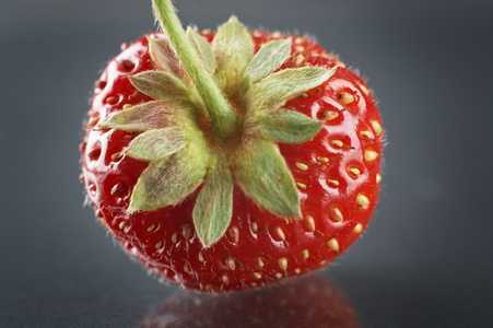 整个草莓自然的黑暗背景上的前视图