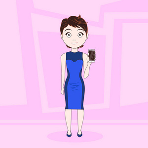 卡通女人在优雅的礼服显示空屏幕的手机智能手机超过抽象的粉红色背景