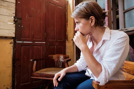 严重的陌生女孩图片