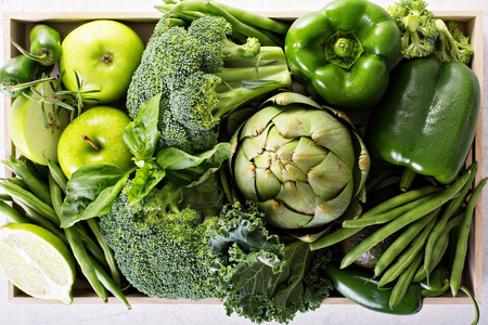各种绿色蔬菜和水果