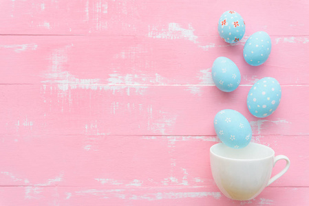 复活节快乐排五颜六色的复活节彩蛋从白杯子展开