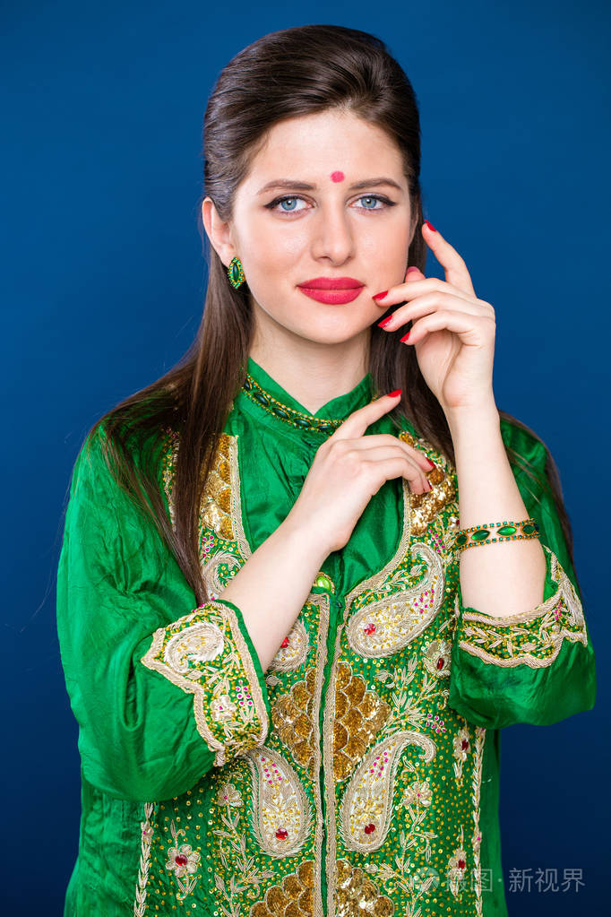 美丽时尚印度女人肖像与东方配件