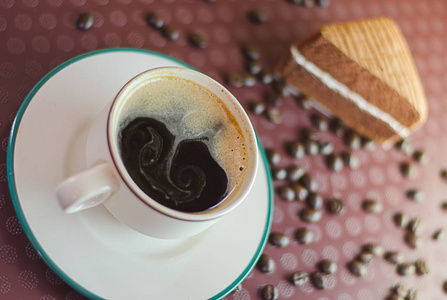 一杯咖啡与巧克力蛋糕托盘背景图片
