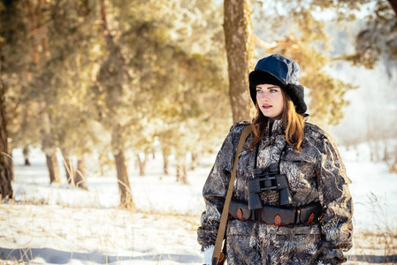 女猎人在伪装衣服准备去狩猎,枪照片