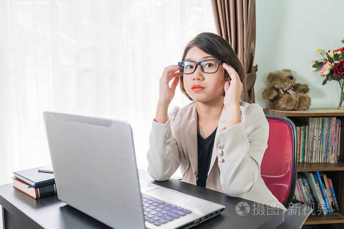 家庭办公用膝上型电脑工作的女性青少年