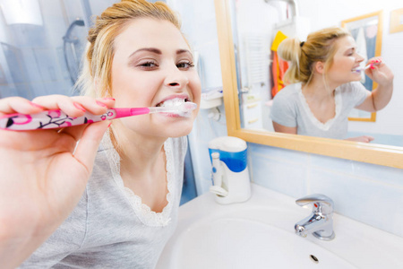 女人在浴室清洗刷牙图片
