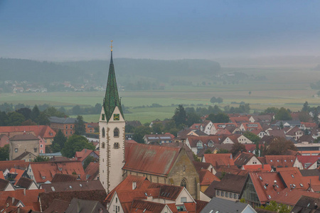 从乡村的小村庄与教堂的鸟瞰图图片