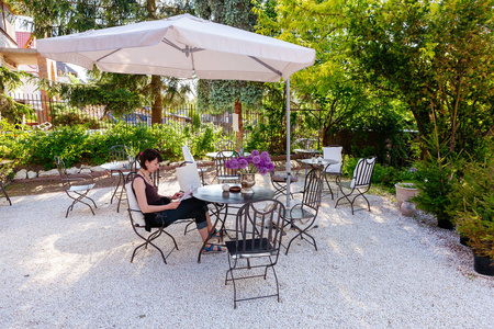 露天茶座桌子和椅子的户外咖啡馆照片