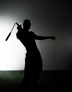 男子持双节棍照片