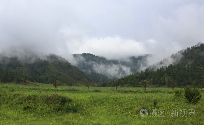 暴风雨的乌云在丘亚阿尔泰山脉