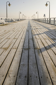 在冬季，欧洲在日出后在波兰格丁尼亚 orlowo 码头
