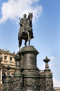 国王约翰马车手雕像, 萨克森纪念碑在歌剧房子前面 Semperoper 音乐厅在德国德累斯顿