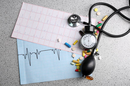 血压计 药片和听诊器