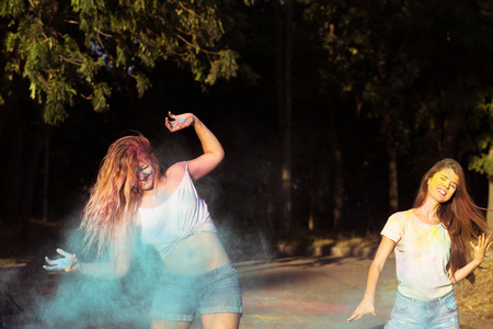 两个情绪化的年轻女性朋友玩爆了的节日快乐