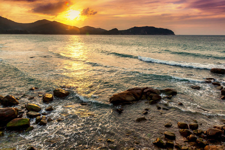 美丽的海景。在热带的海边，海浪日落