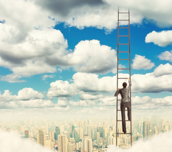爬上梯子的女商人照片