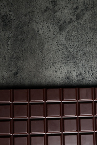 在灰色的背景上的巧克力棒