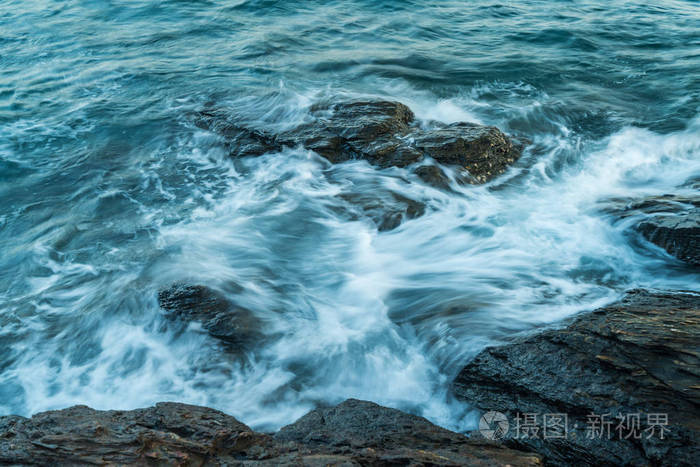 波浪在海击中岩石在海岸