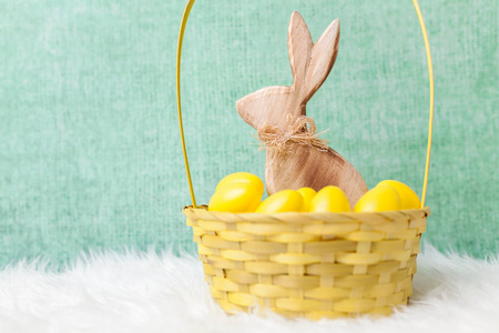 复活节假日篮子与兔子和蛋