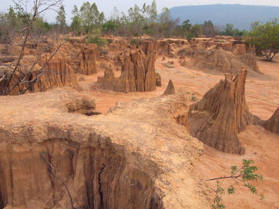 拉鲁公园在 Sakaeo 省，泰国，由于土壤侵蚀产生了陌生人的形状