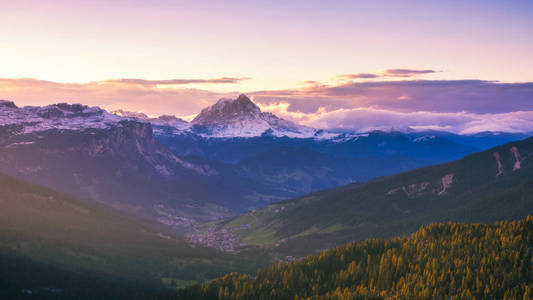 国家公园白云岩 Dolomiti 的大视图, 著名的