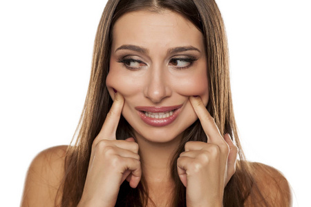 女人强迫她的微笑照片