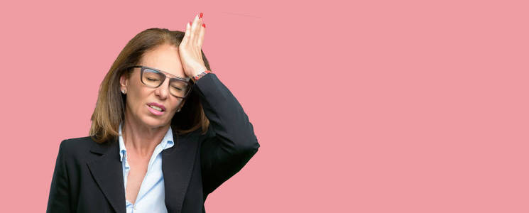 中年企业妇女压力保持手头, 疲倦和沮丧